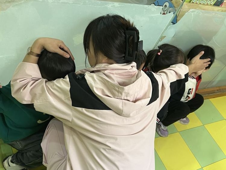 簡篇-以“演”筑防護“幼”同行——警社校共同聯動開展反恐防暴應急演練