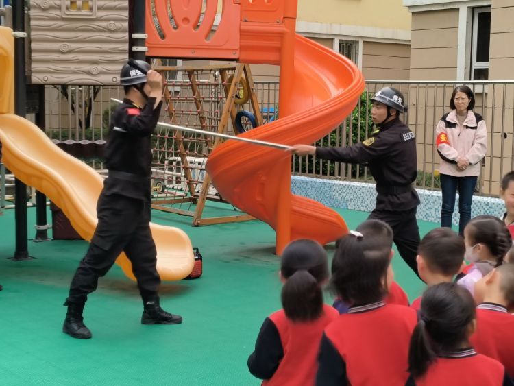 簡篇-以“演”筑防護“幼”同行——警社校共同聯動開展反恐防暴應急演練