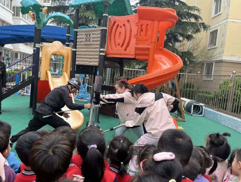 簡篇-以“演”筑防護“幼”同行——警社校共同聯動開展反恐防暴應急演練