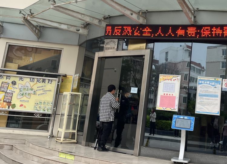 簡篇-以“演”筑防護“幼”同行——警社校共同聯動開展反恐防暴應急演練