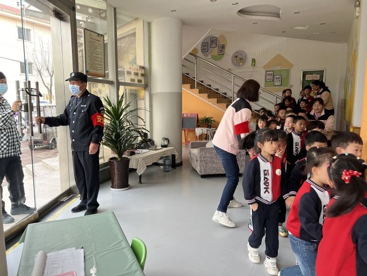 簡篇-以“演”筑防護“幼”同行——警社校共同聯動開展反恐防暴應急演練