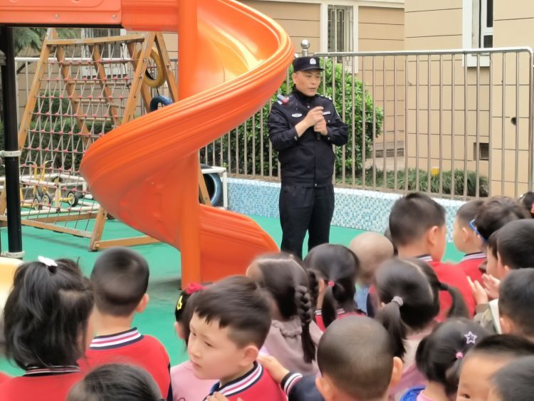 簡篇-以“演”筑防護“幼”同行——警社校共同聯動開展反恐防暴應急演練